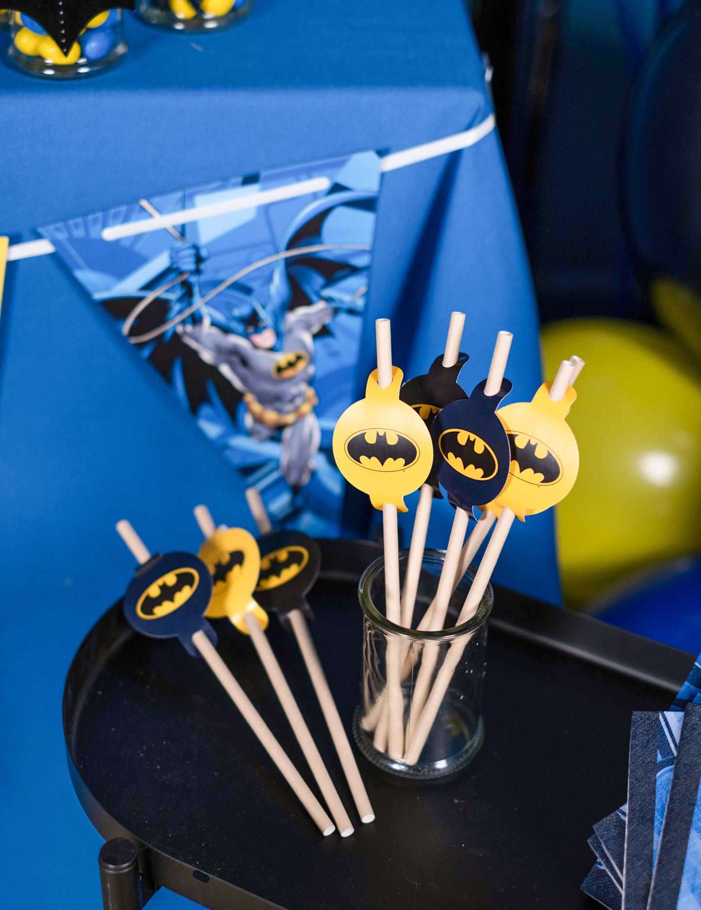 Vue d'ensemble du décor de fête des pailles médaillon en carton Batman
