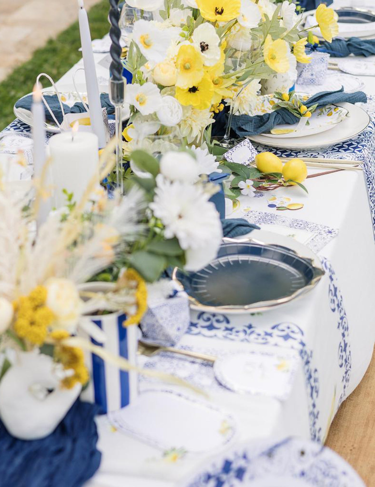 8 malých kartónových tanierov kráľovskej modrej, bielej a zlatej farby, 18 cm, so stredomorským vzorom