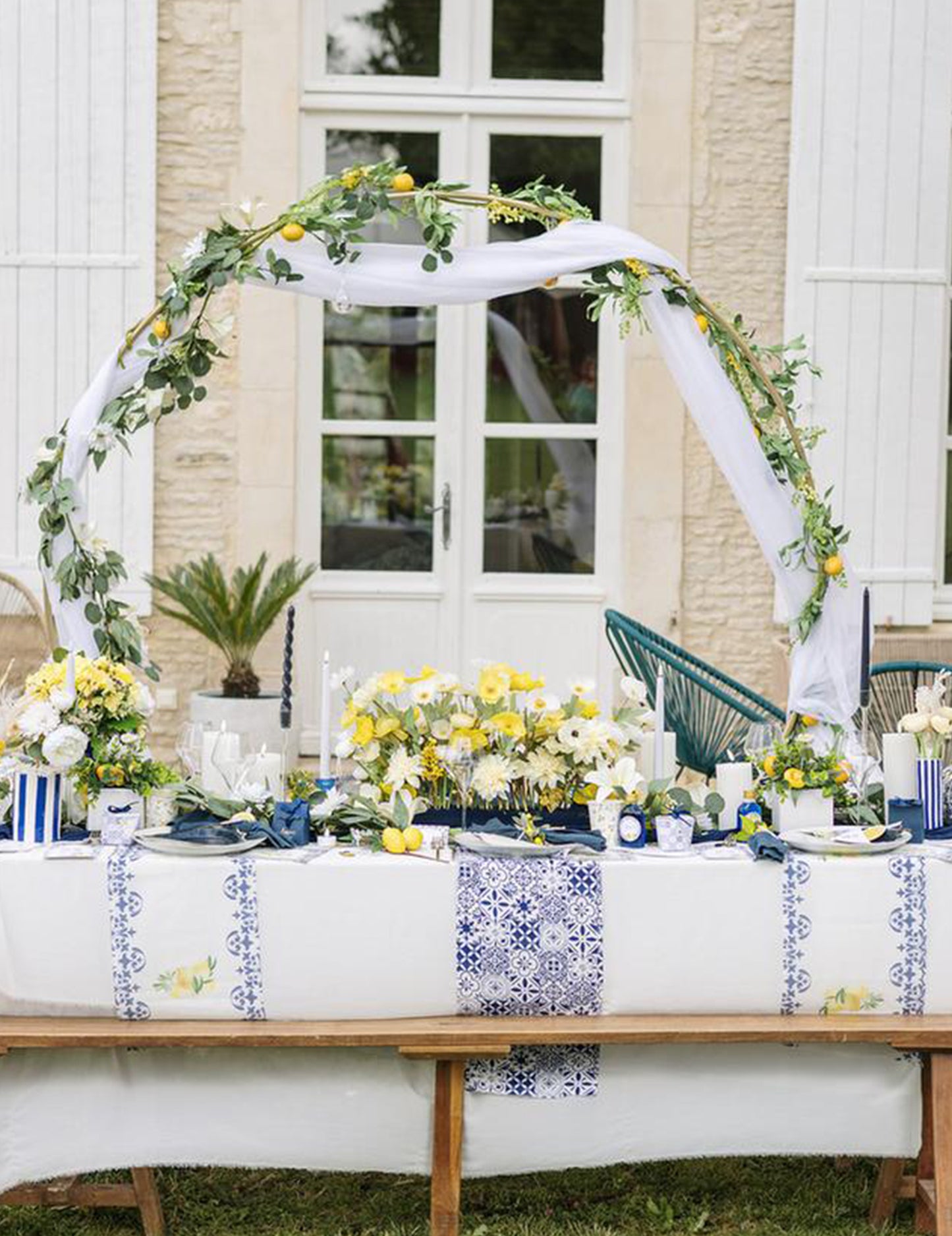 8 malých kartónových tanierov kráľovskej modrej, bielej a zlatej farby, 18 cm, so stredomorským vzorom