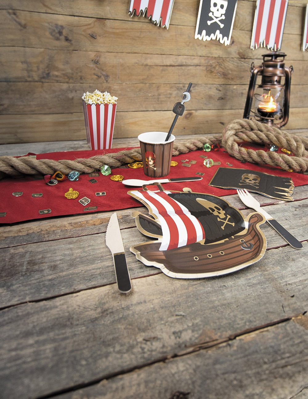 Mise en situation pirate des petits couteaux en bois pour fête noirs