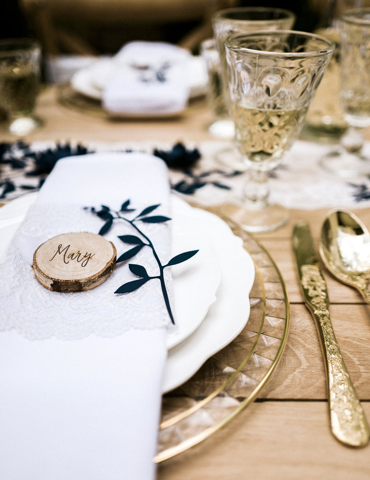 Mise en situation sur une assiette des décorations de table feuilles pour fête bleu marine en papier