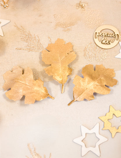 9 zlatých metalických dubových listov z látky 7,8 x 5,3 cm na dekoráciu