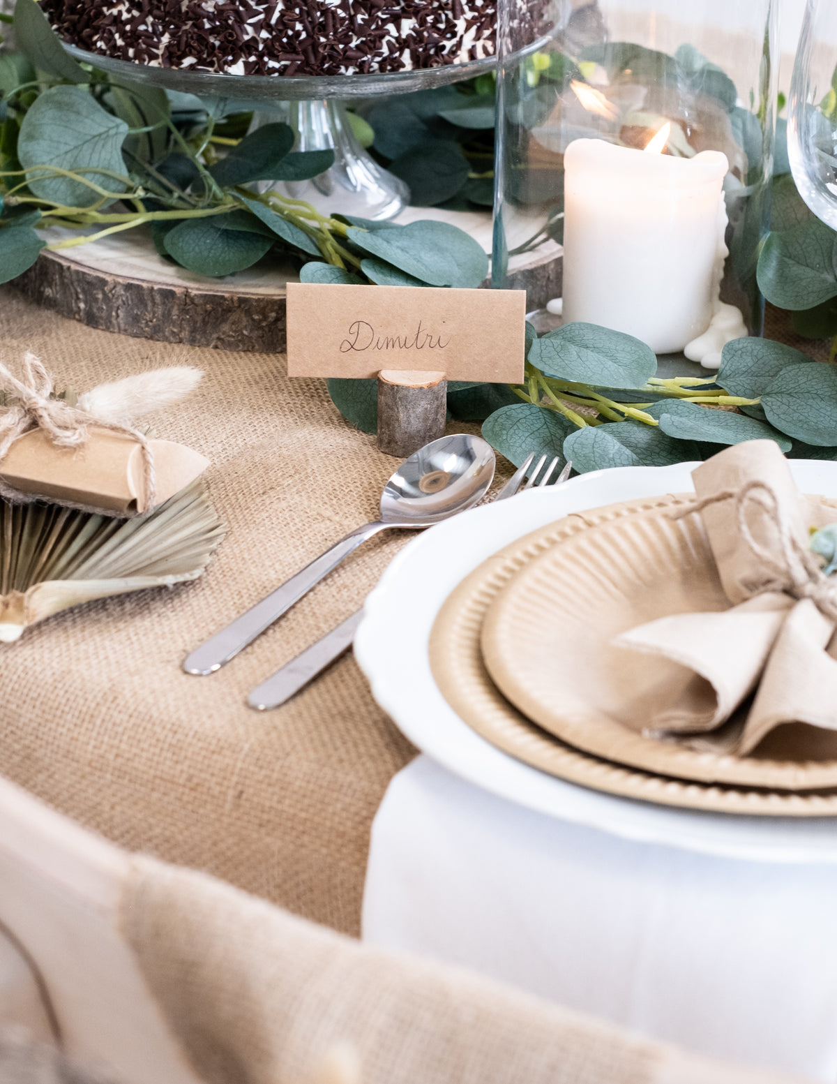 Détail du dressage de table du marque-place rondin en bois rustique