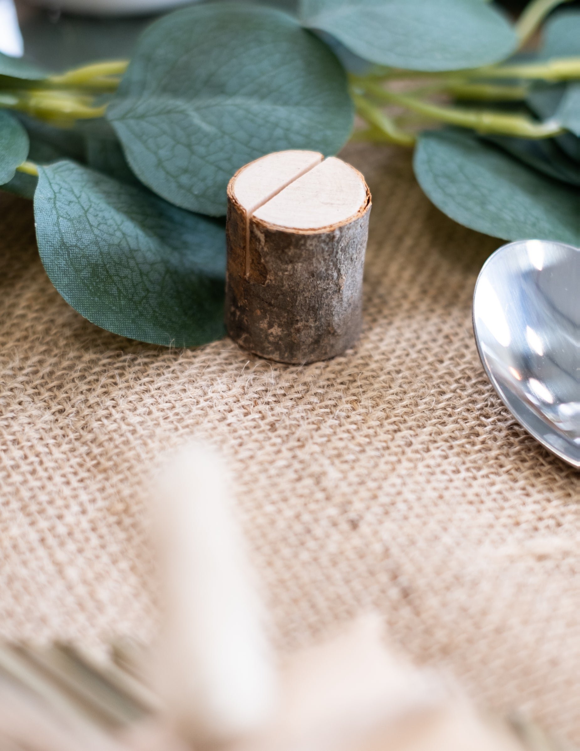 Gros plan sur la texture du marque-place rondin en bois rustique