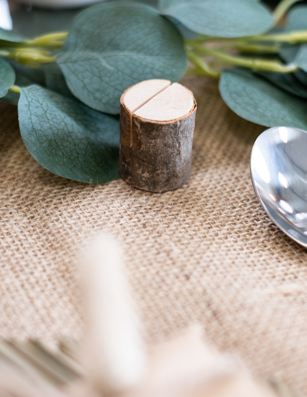 Gros plan sur la texture du marque-place rondin en bois rustique
