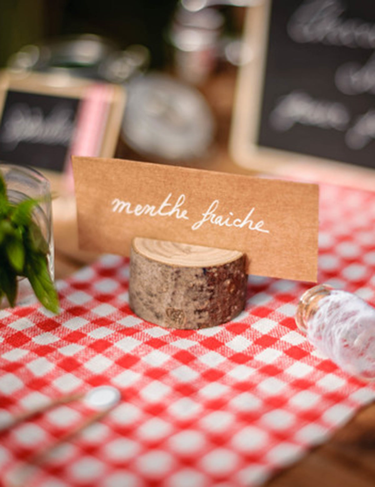 Zoom sur le maintien de carte du marque-place rondin en bois rustique