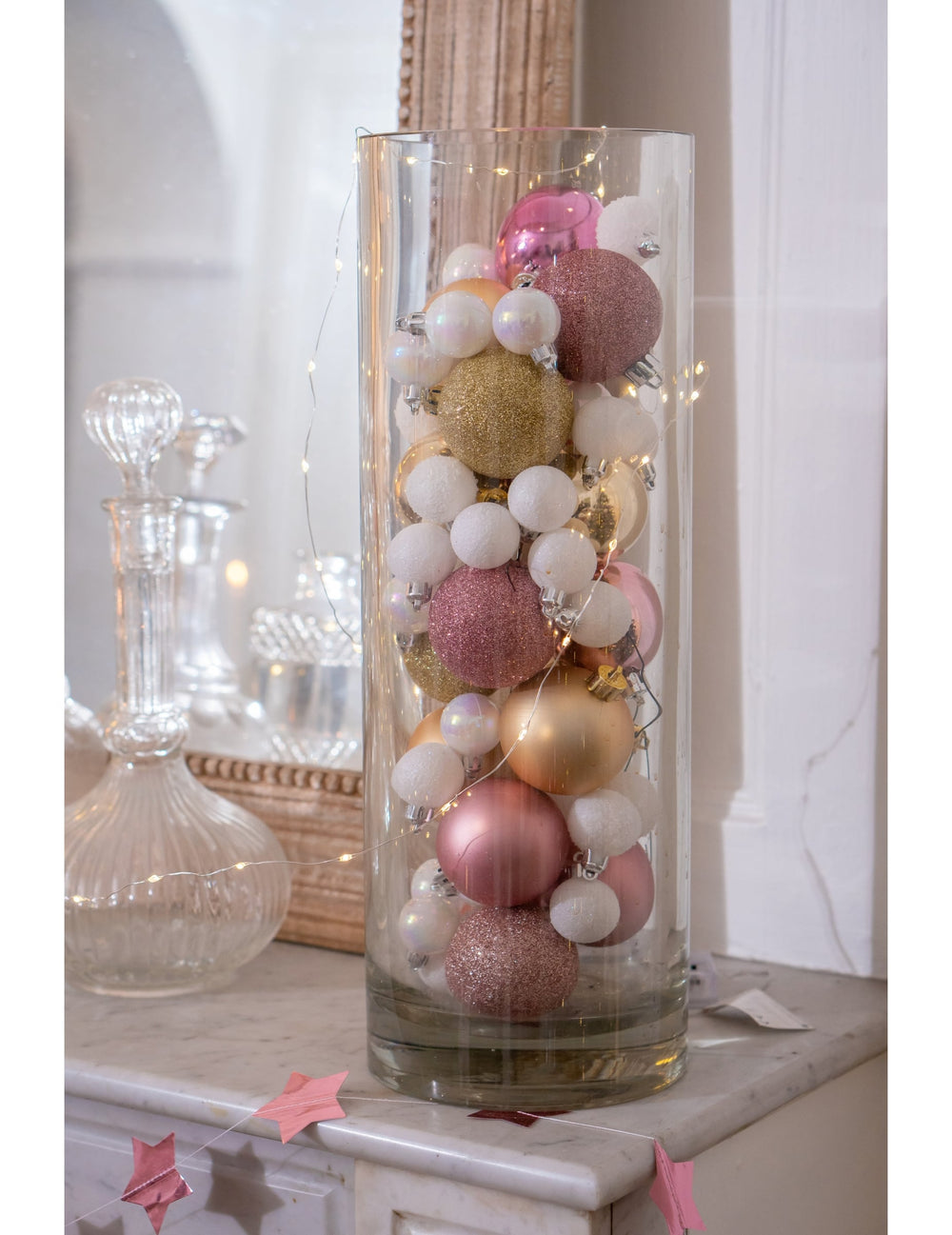 Mise en situation dans un vase des 9 boules de Noël dorées aux finitions variées