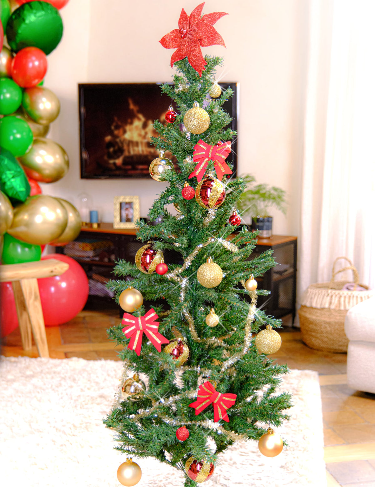 Mise en situation sur un sapin des 9 boules de Noël dorées aux finitions variées