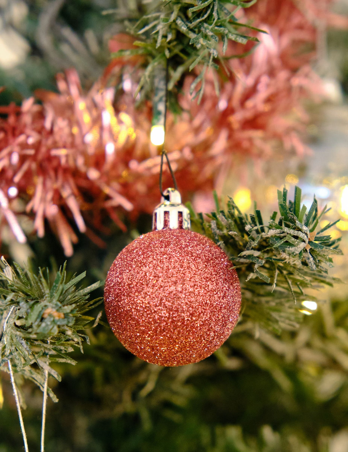 Détail de la finition pailletée des boules de Noël rose gold