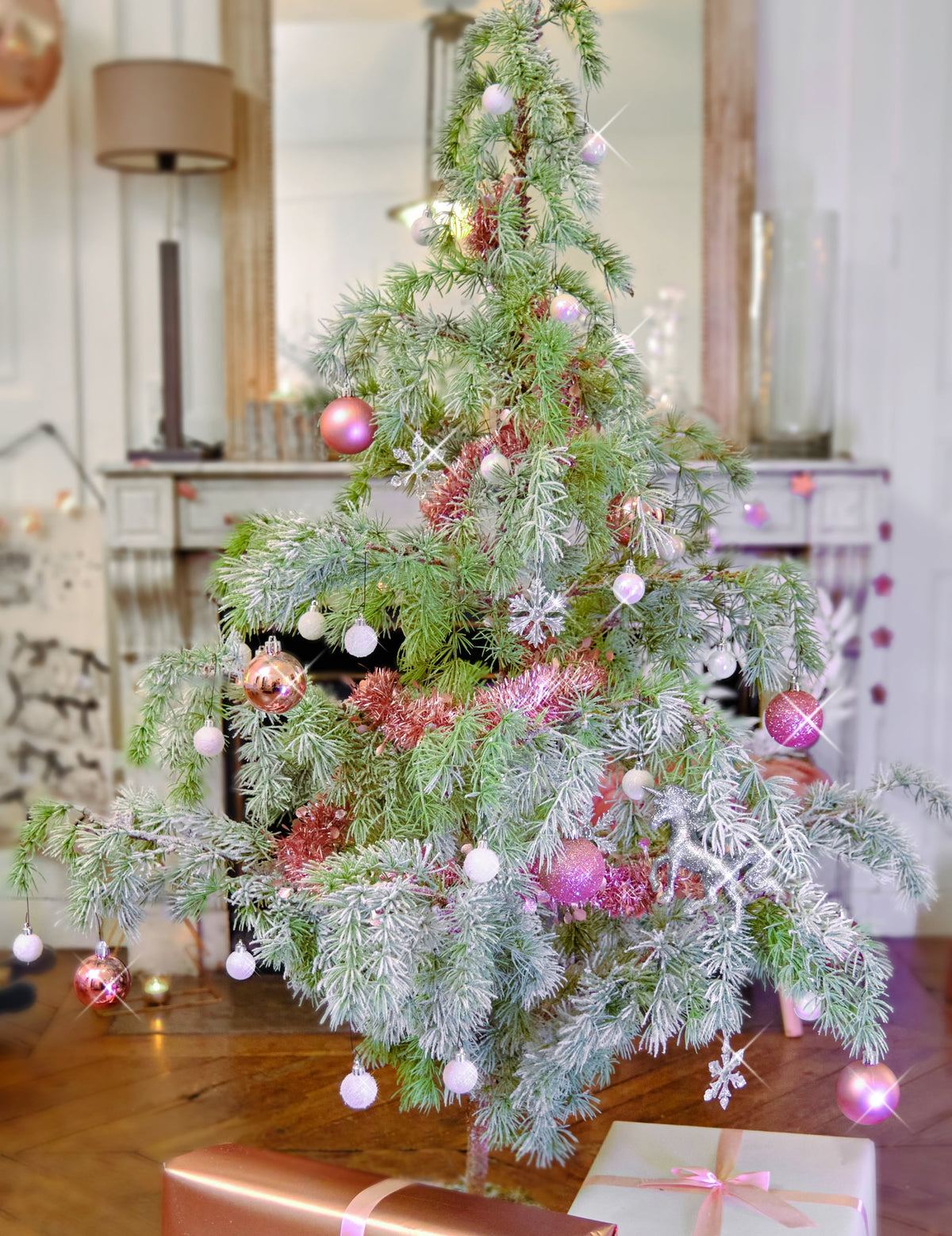 Vue d'ensemble avec cadeaux du lot de 9 boules de Noël rose gold avec finitions brillantes et pailletées