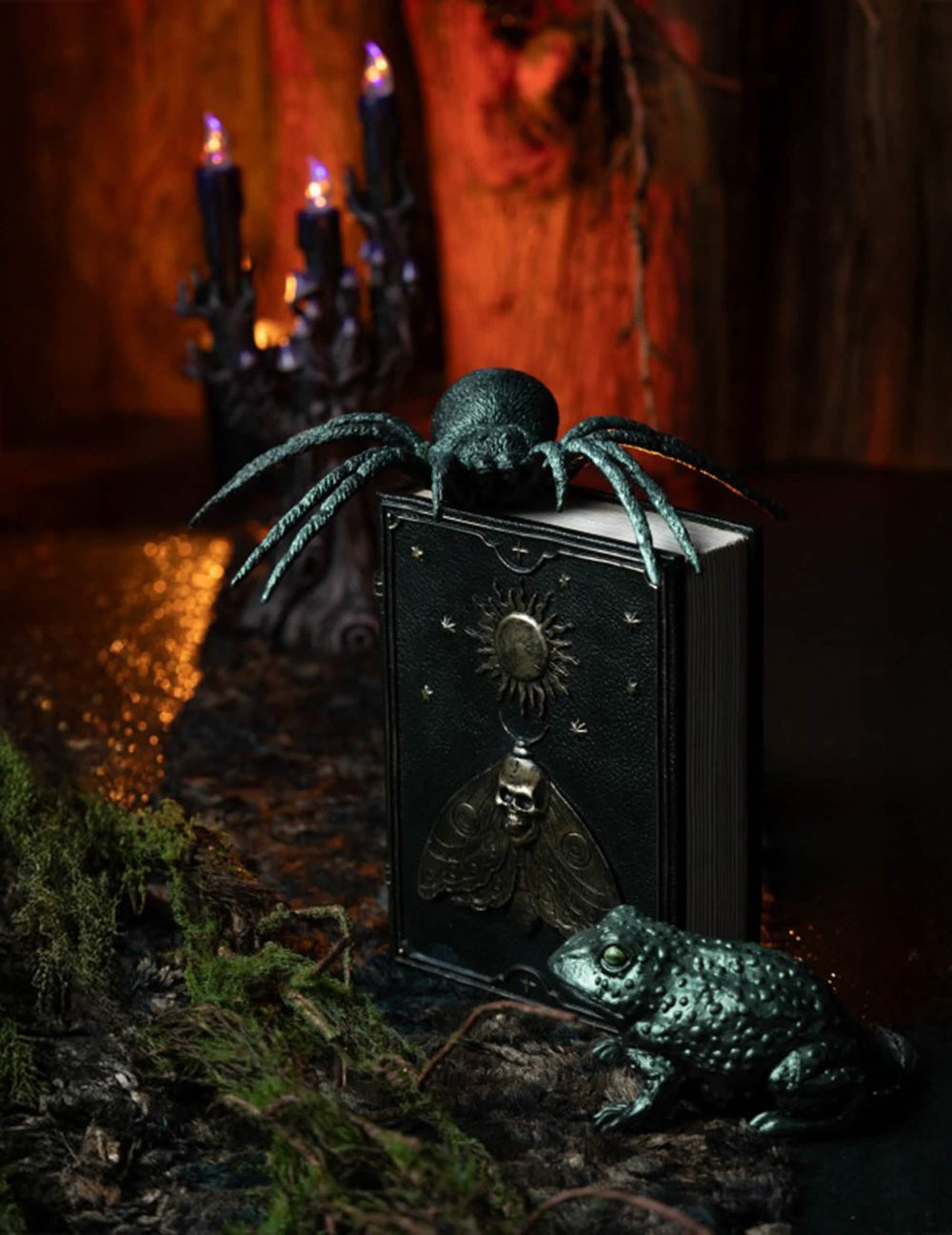 Mise en situation sur un grimoire de l'araignée en plastique pour décoration