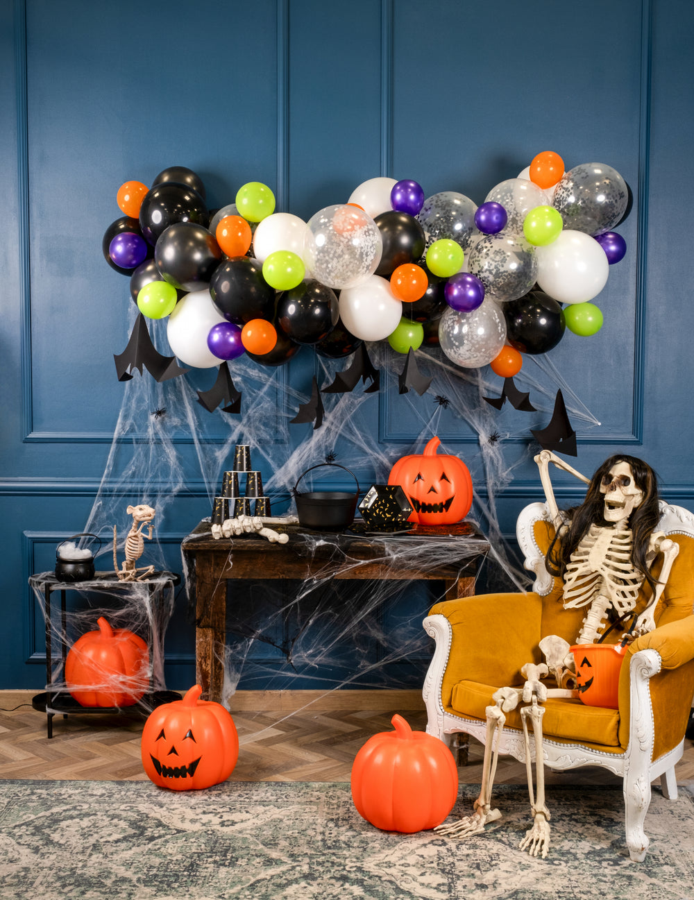Mise en scène avec squelette et citrouilles de l'arche de 70 ballons Halloween