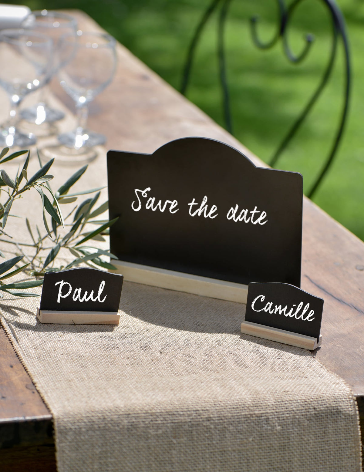 Mise en situation sur table de l'ardoise menu pour mariage noire avec support bois
