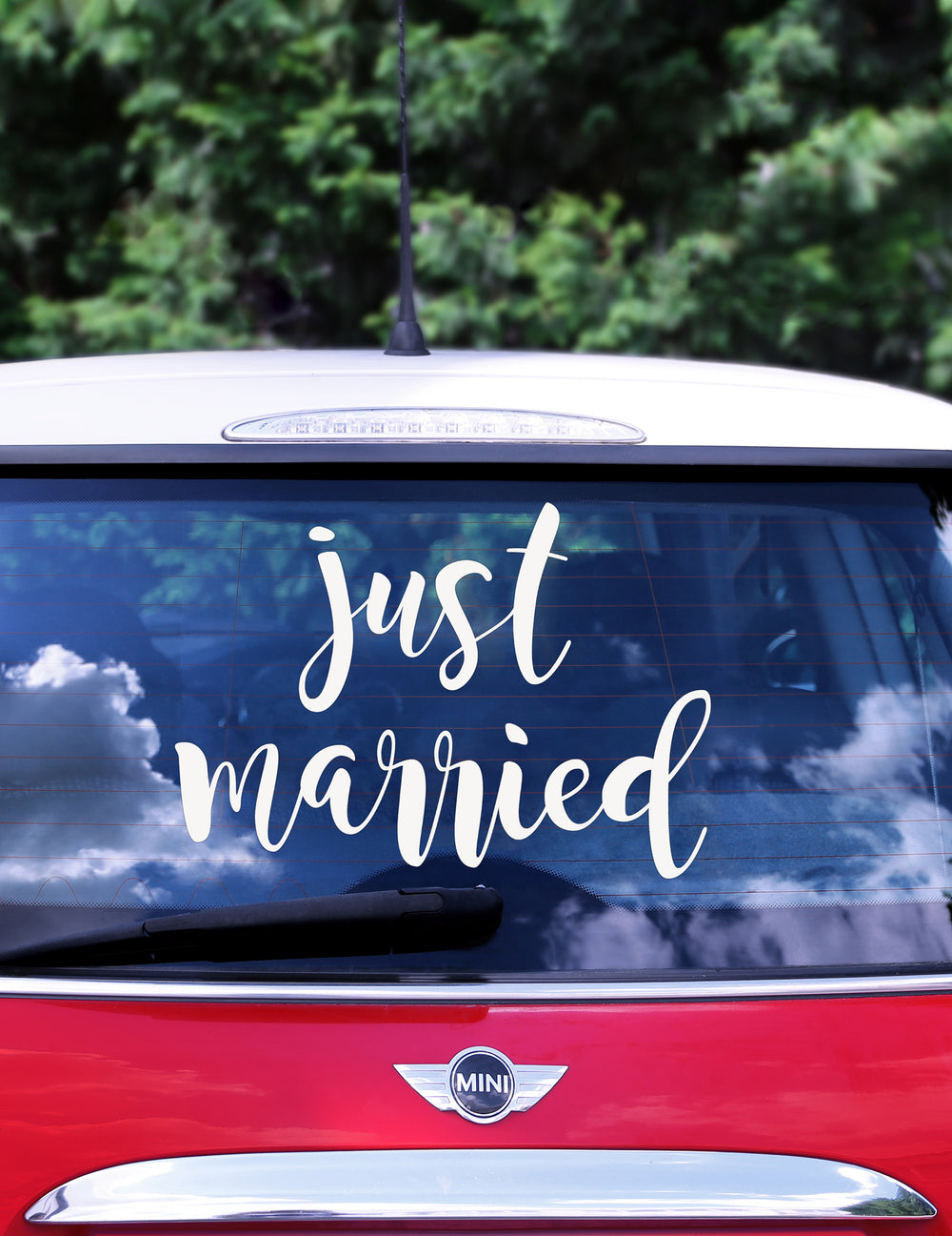 Mise en situation sur vitre arrière de l'autocollant pour voiture Just Married