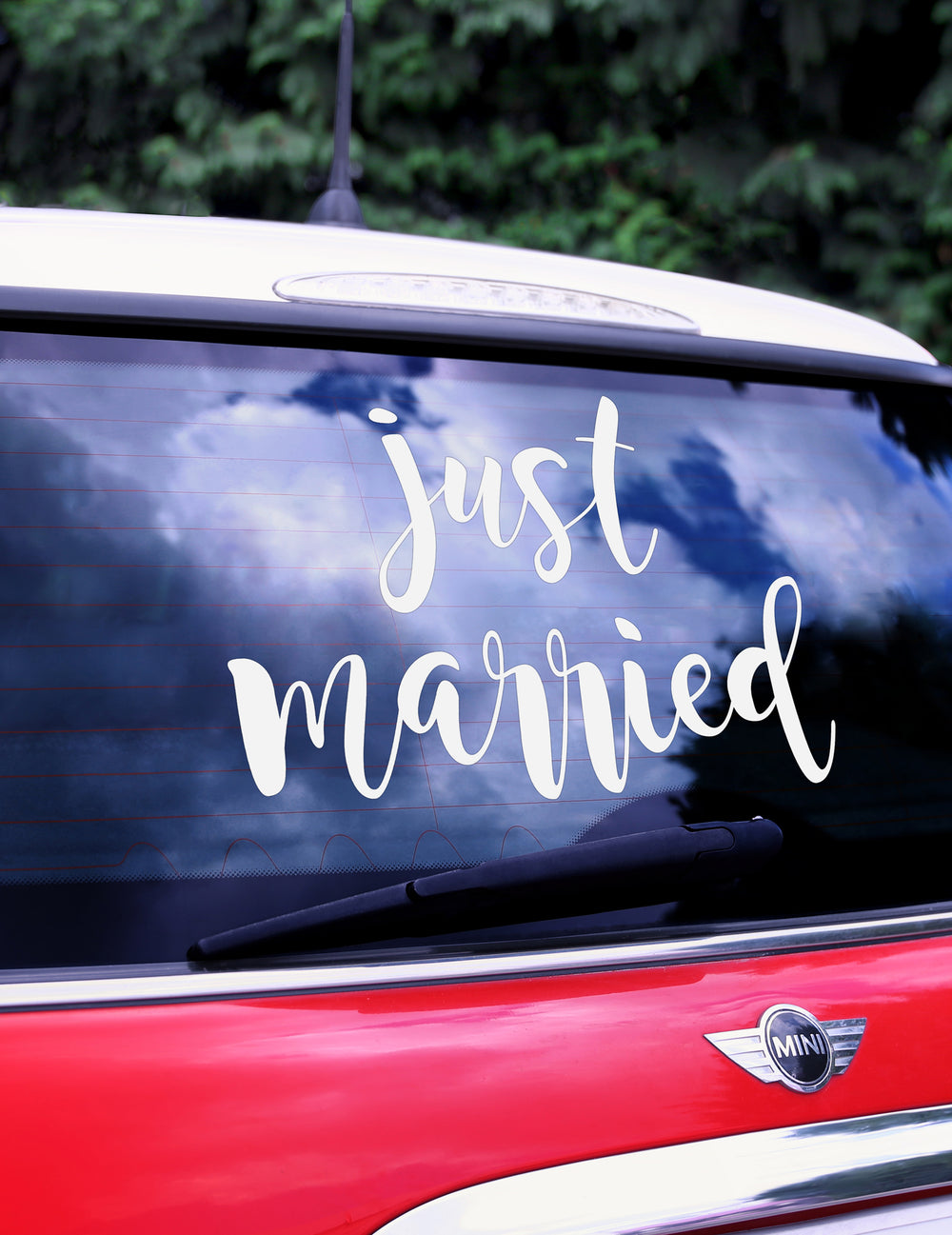 Vue rapprochée du lettrage de l'autocollant pour voiture Just Married