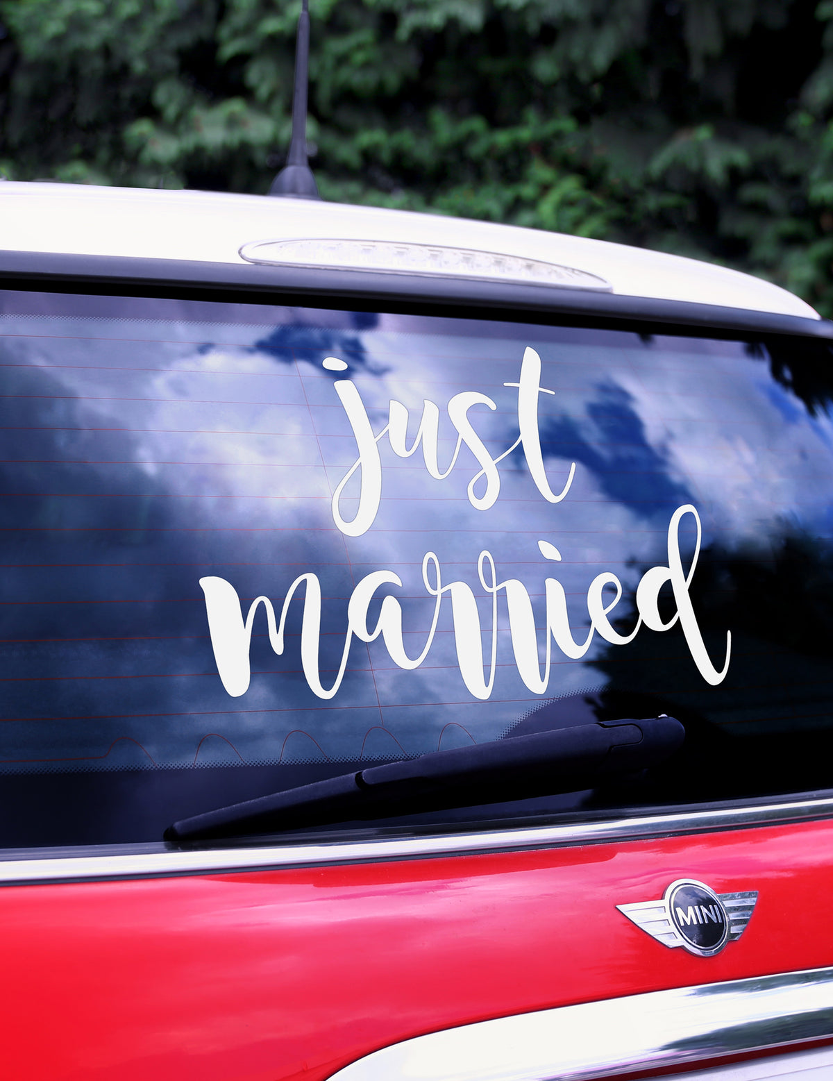 Vue rapprochée du lettrage de l'autocollant pour voiture Just Married