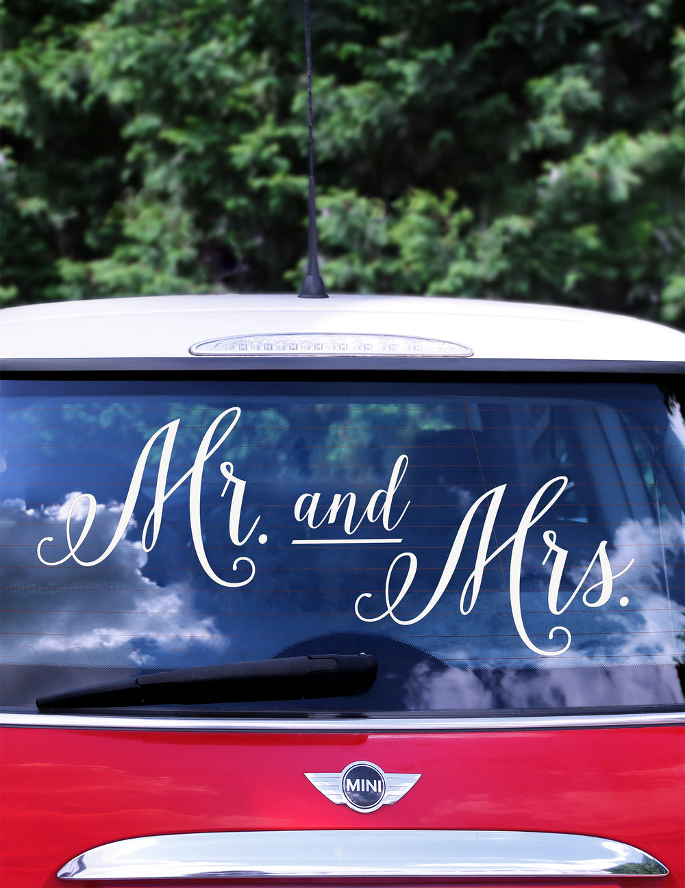 Mise en situation sur la lunette arrière de l'autocollant Mr and Mrs pour voiture