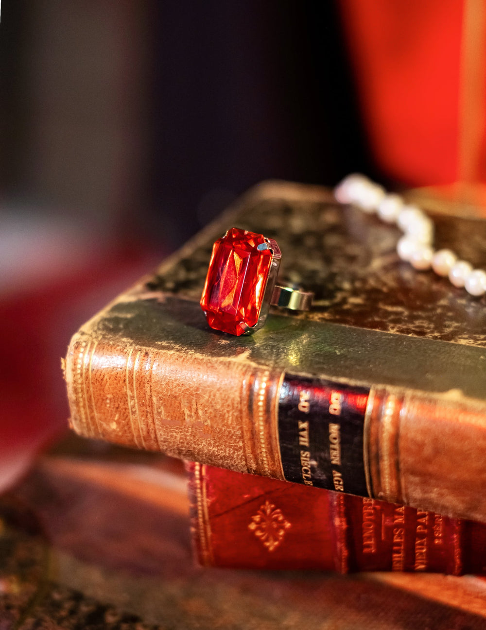 Gros plan sur la pierre rouge de la bague Halloween pour femme