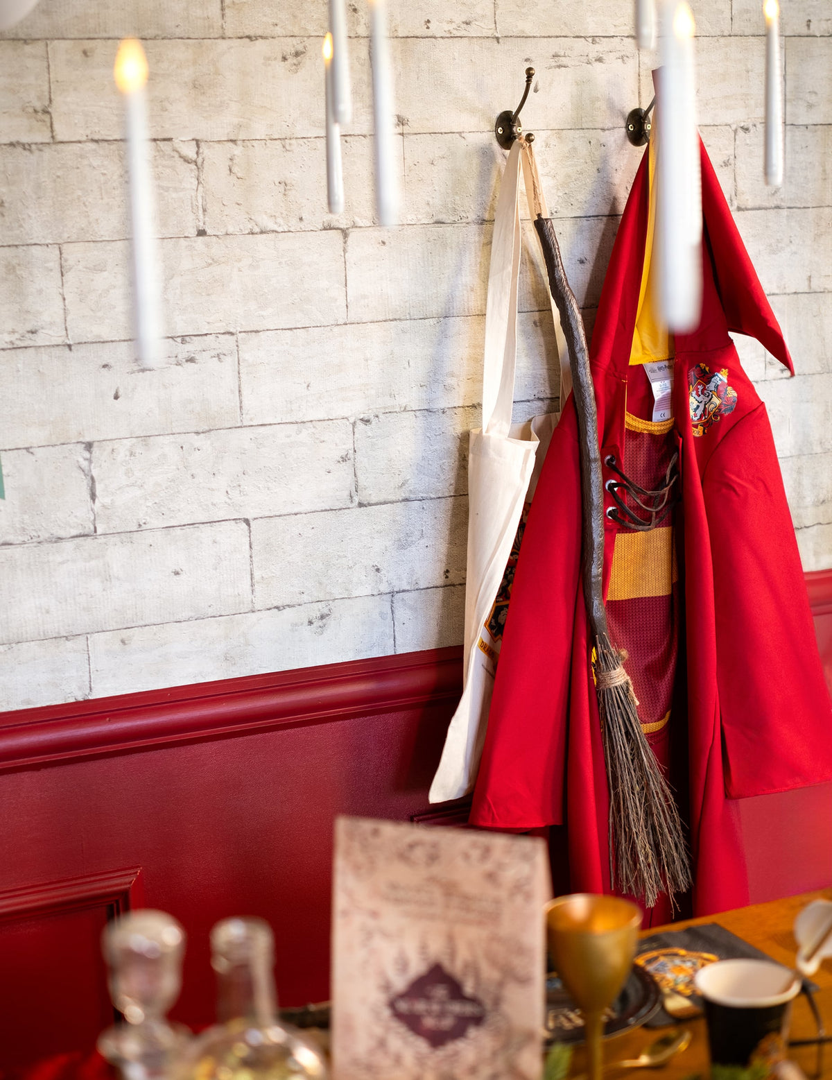 Détail du balai de sorcière pour déguisement suspendu à un porte-manteau
