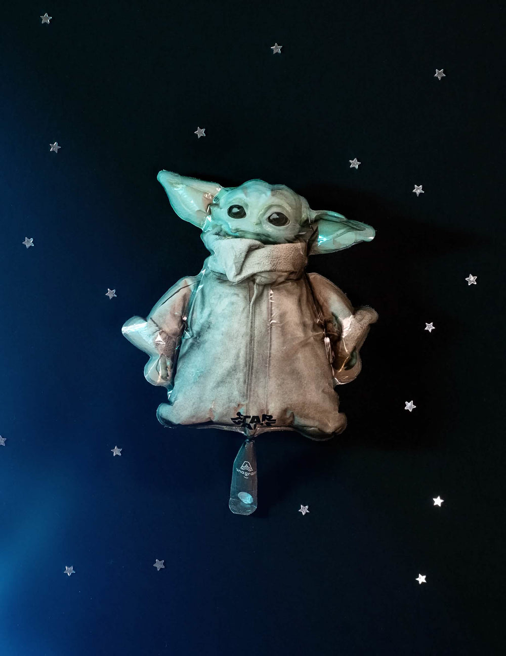 Pohľad spredu na hviezdnom pozadí na hliníkový balónik bábätko Yoda The Mandalorian