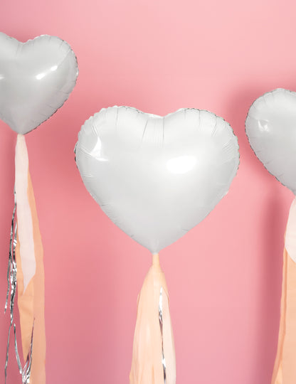 Mise en scène avec rubans du Ballon aluminium coeur pour fête