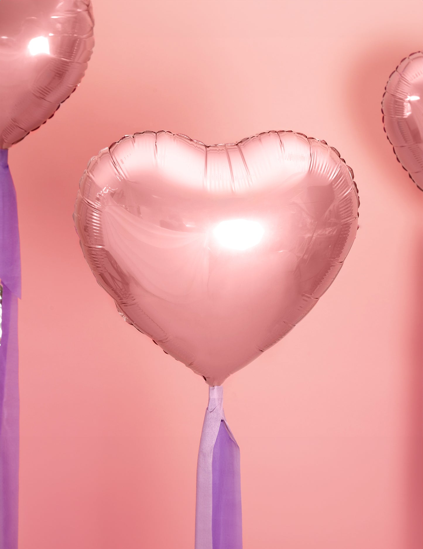 Gros plan du ballon aluminium cœur pour fête rose gold métallisé