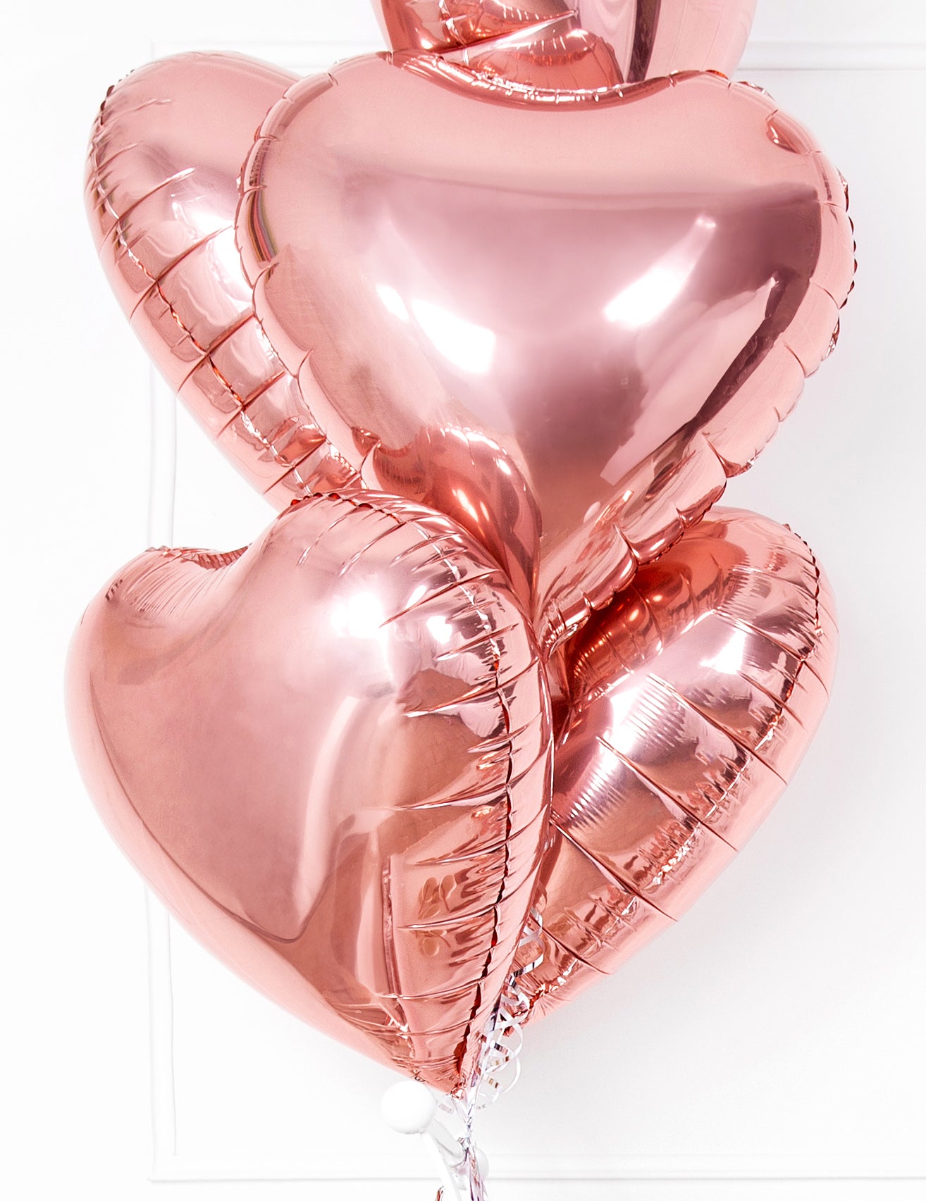 Vue de face d'une grappe du ballon aluminium cœur pour fête rose gold métallisé