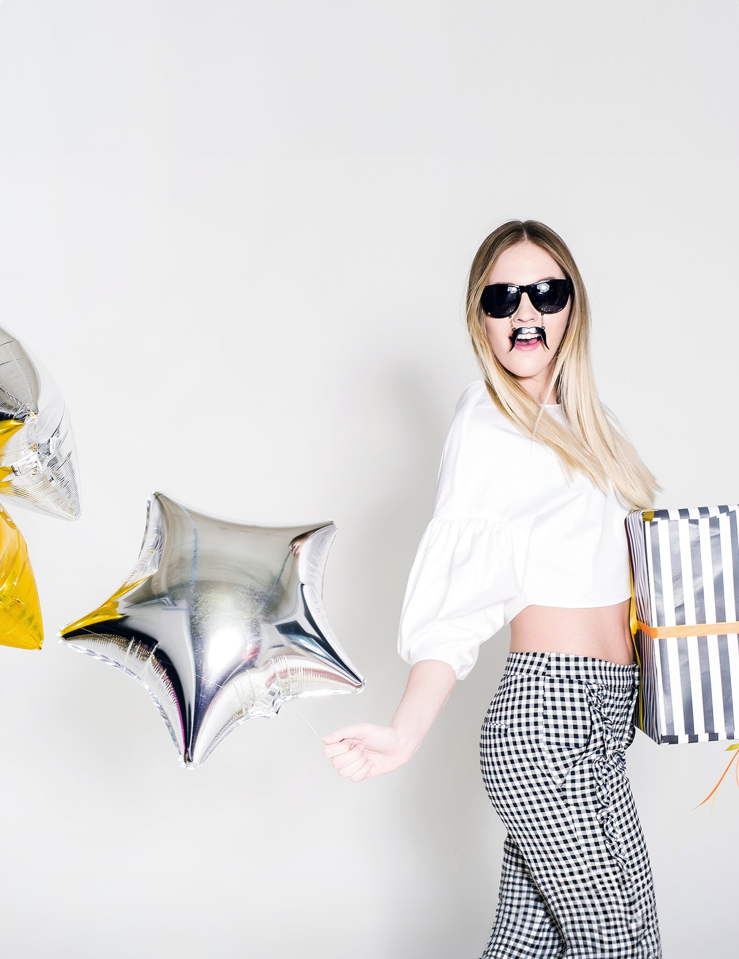 Mise en scène avec mannequin du ballon aluminium étoile argentée