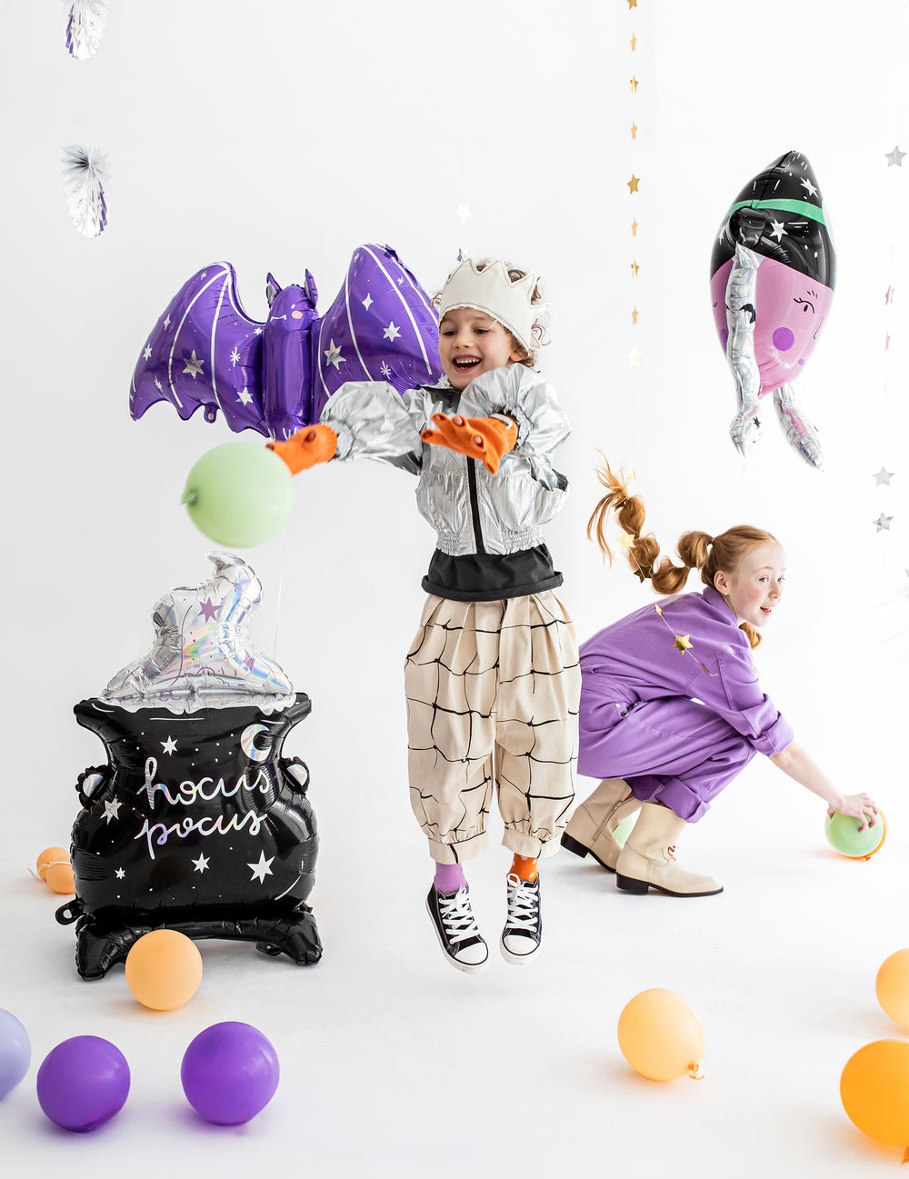 Scène de fête avec enfants du ballon aluminium géant chauve-souris pour Halloween