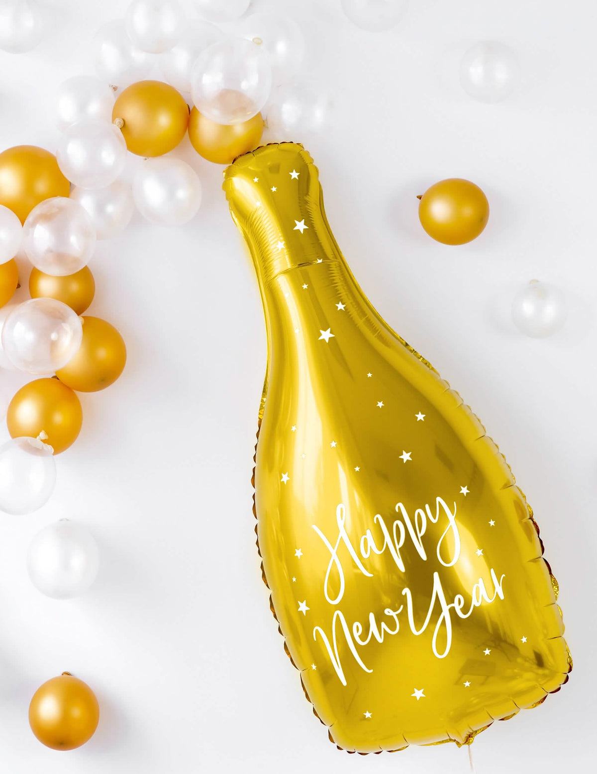 Scéna s malými bielymi a zlatými balónmi z hliníkového balóna Happy New Year