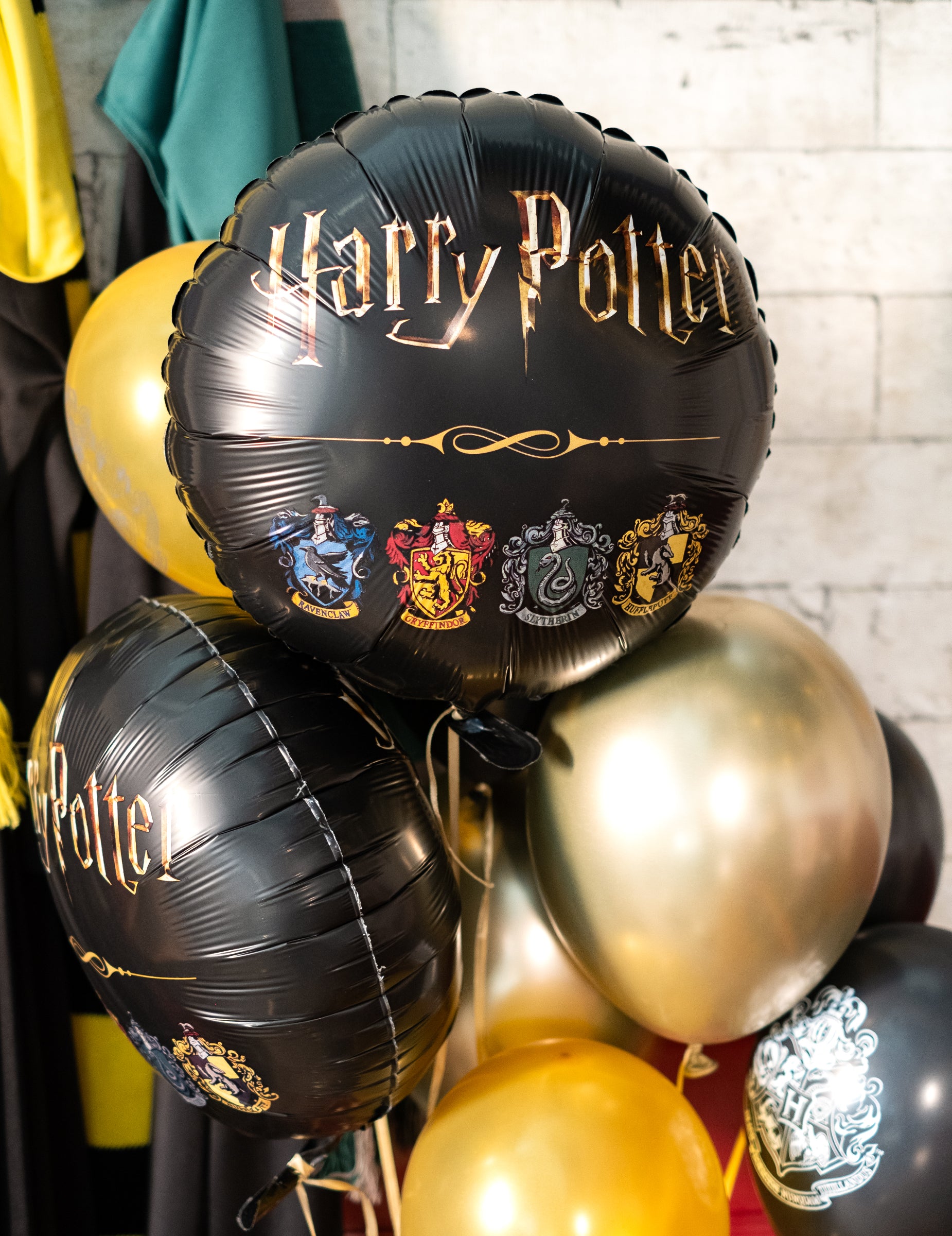 Gros plan sur les blasons des maisons du ballon aluminium Harry Potter
