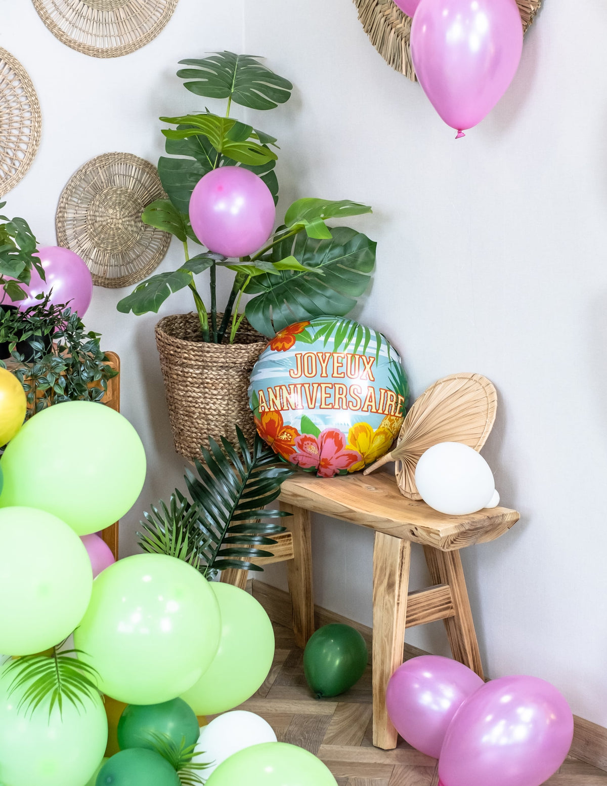 Mise en scène décorative du ballon aluminium Joyeux Anniversaire Paradise