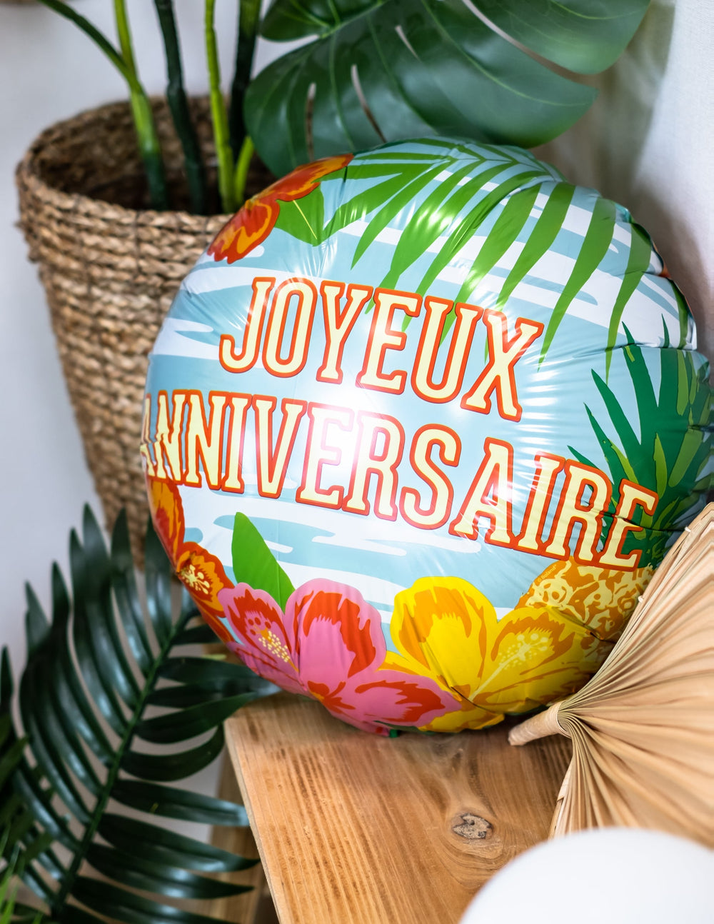Gros plan sur les motifs tropicaux du ballon aluminium Joyeux Anniversaire Paradise