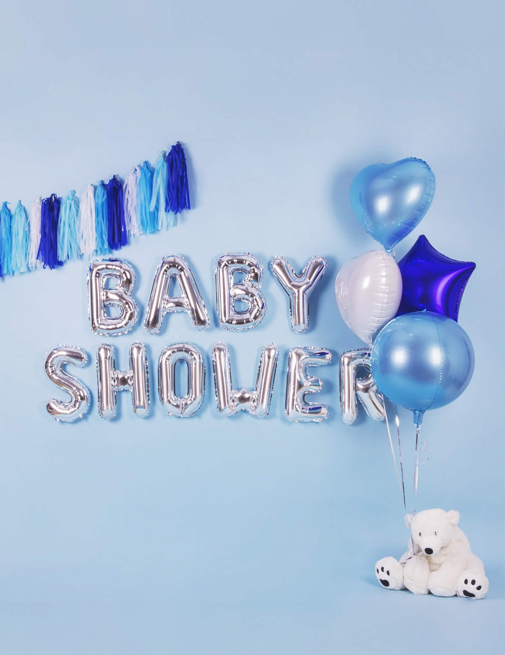 Scéna pre baby shower s hliníkovým balónom v tvare písmena pre striebornú oslavu