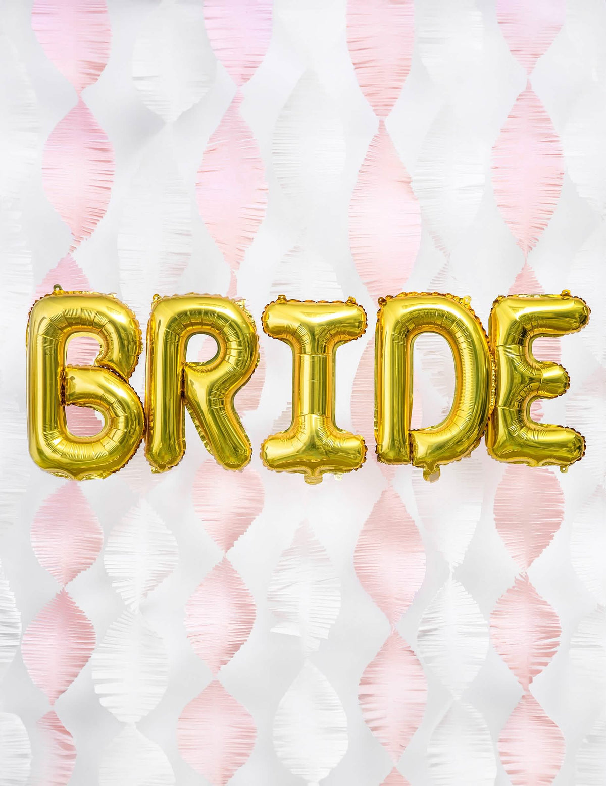 Slovo BRIDE na pozadí girland z hliníkovej fólie písmeno zlatá