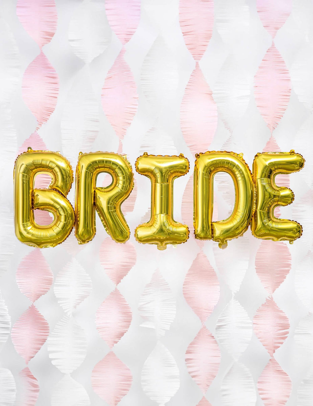 Slovo BRIDE na pozadí girland z hliníkovej fólie písmeno zlatá