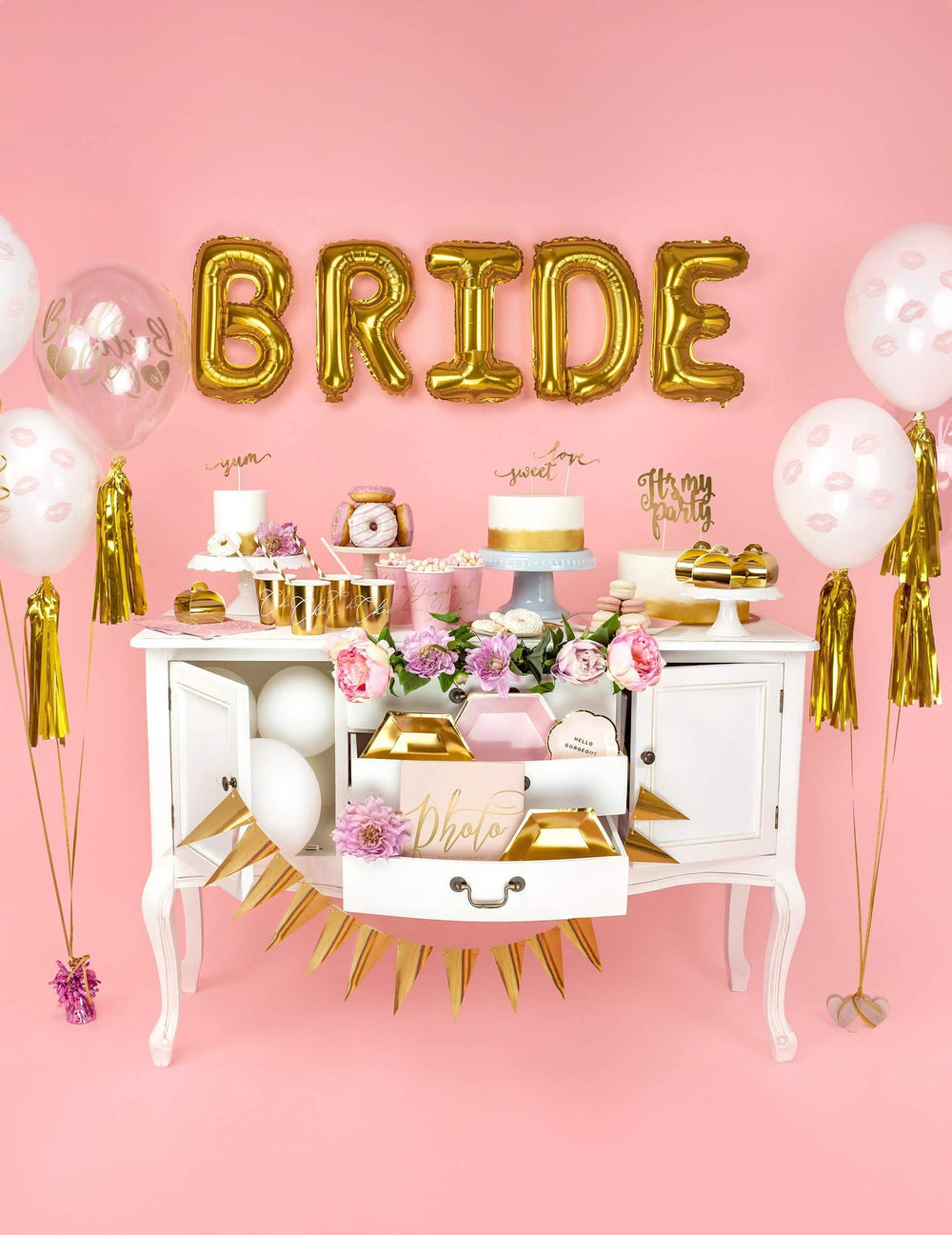Dekorácia candy baru s nápisom BRIDE z fóliových balónov v zlatej farbe