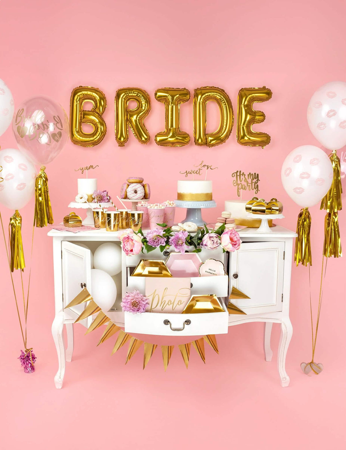 Dekorácia candy baru s nápisom BRIDE z fóliových balónov v zlatej farbe