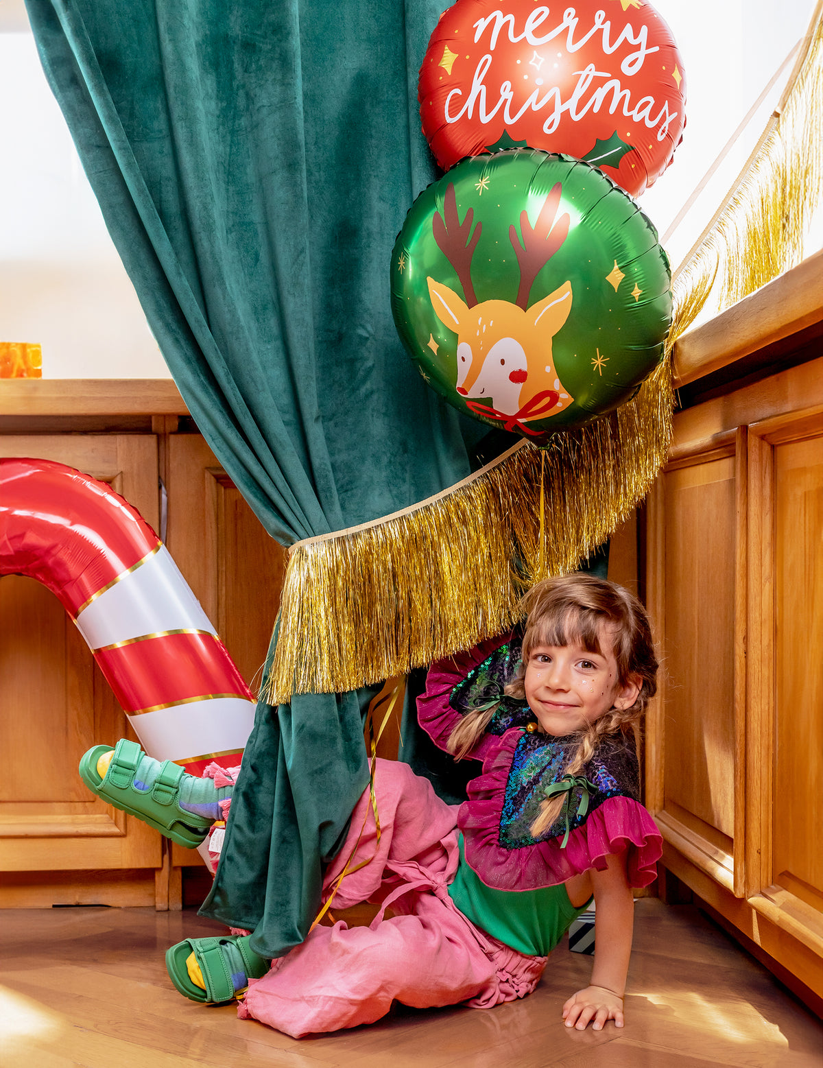 Mise en situation avec une enfant du ballon aluminium Merry Christmas