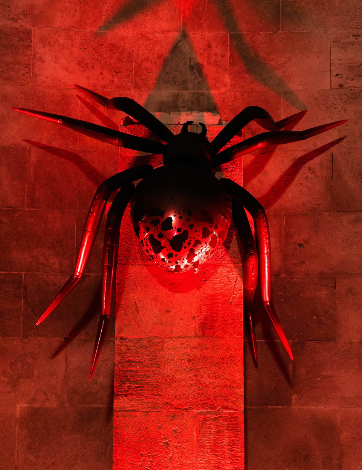 Stojaci hliníkový balón XXL pavúk čierno-červený 275 x 152 cm
