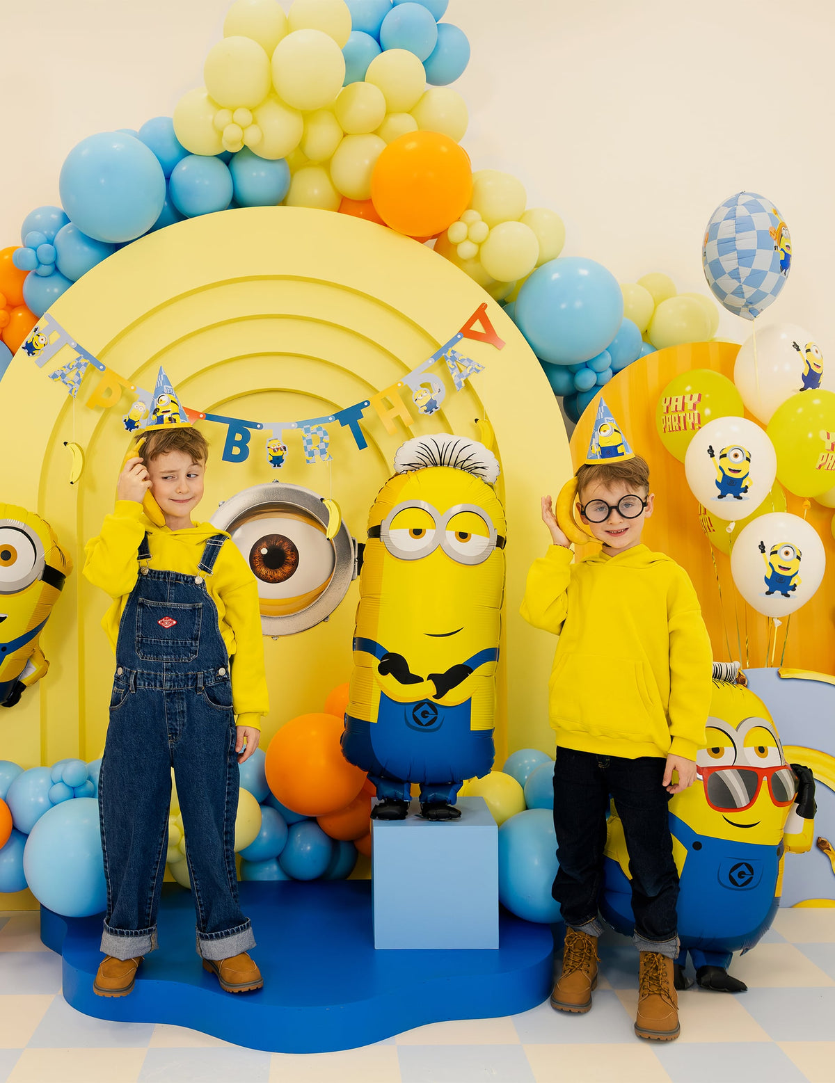 Scène de fête d'anniversaire avec des enfants du ballon aluminium Tim Minions™
