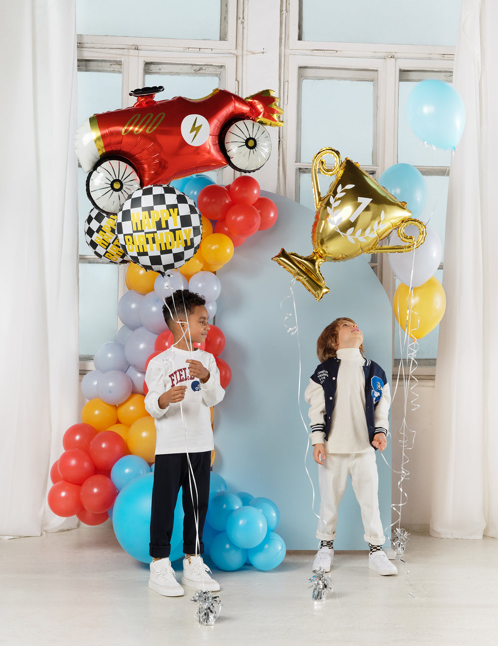 Mise en situation avec enfants du ballon aluminium voiture de course