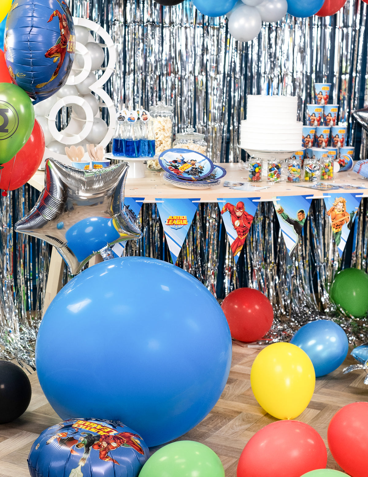 Mise en situation dans un décor de fête du ballon bleu