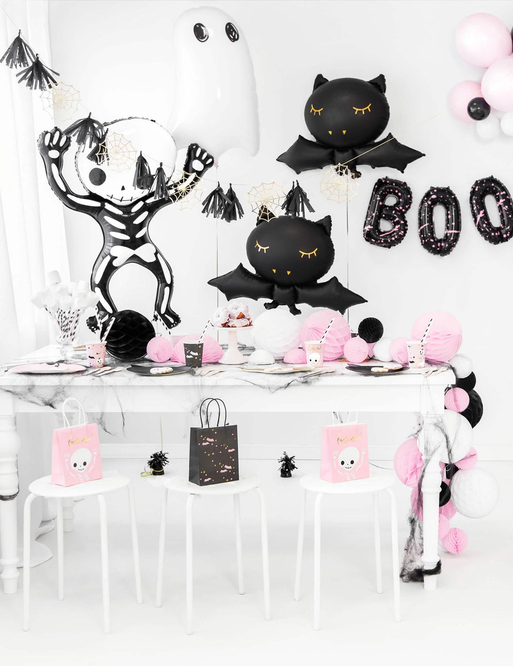 Stredová dekorácia na halloweensky stôl s hliníkovým balónom v tvare ducha