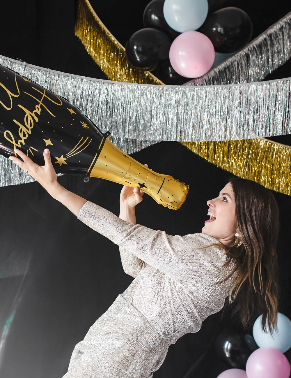 Mise en situation du ballon en aluminium géant bouteille Happy New Year