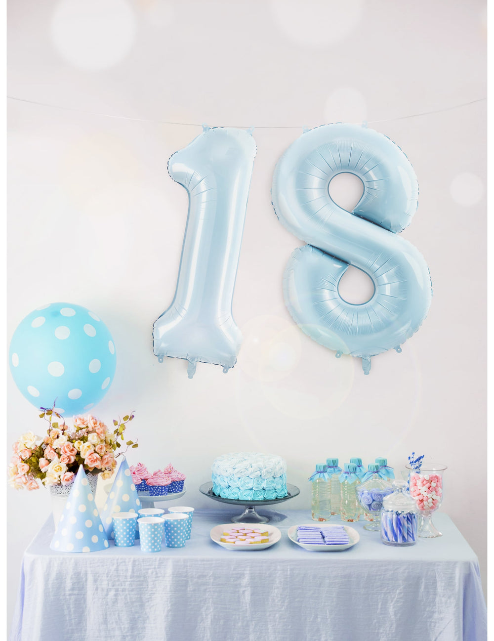 Mise en scène de décoration avec le ballon géant chiffre pour fête bleu pastel