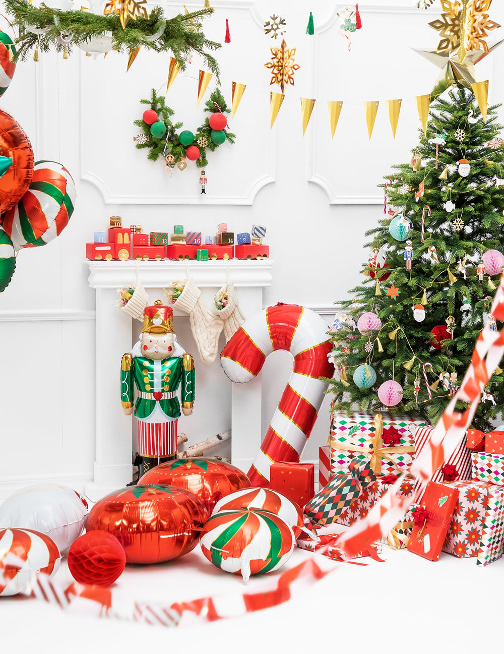 Mise en scène festive du ballon géant en aluminium sucre d'orge pour décoration Noël