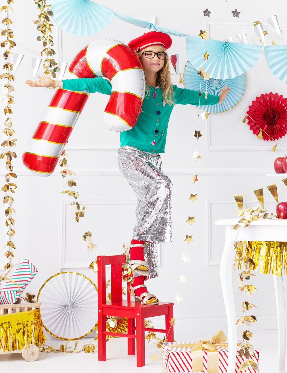 Vue portée par une enfant du ballon géant en aluminium sucre d'orge pour décoration Noël