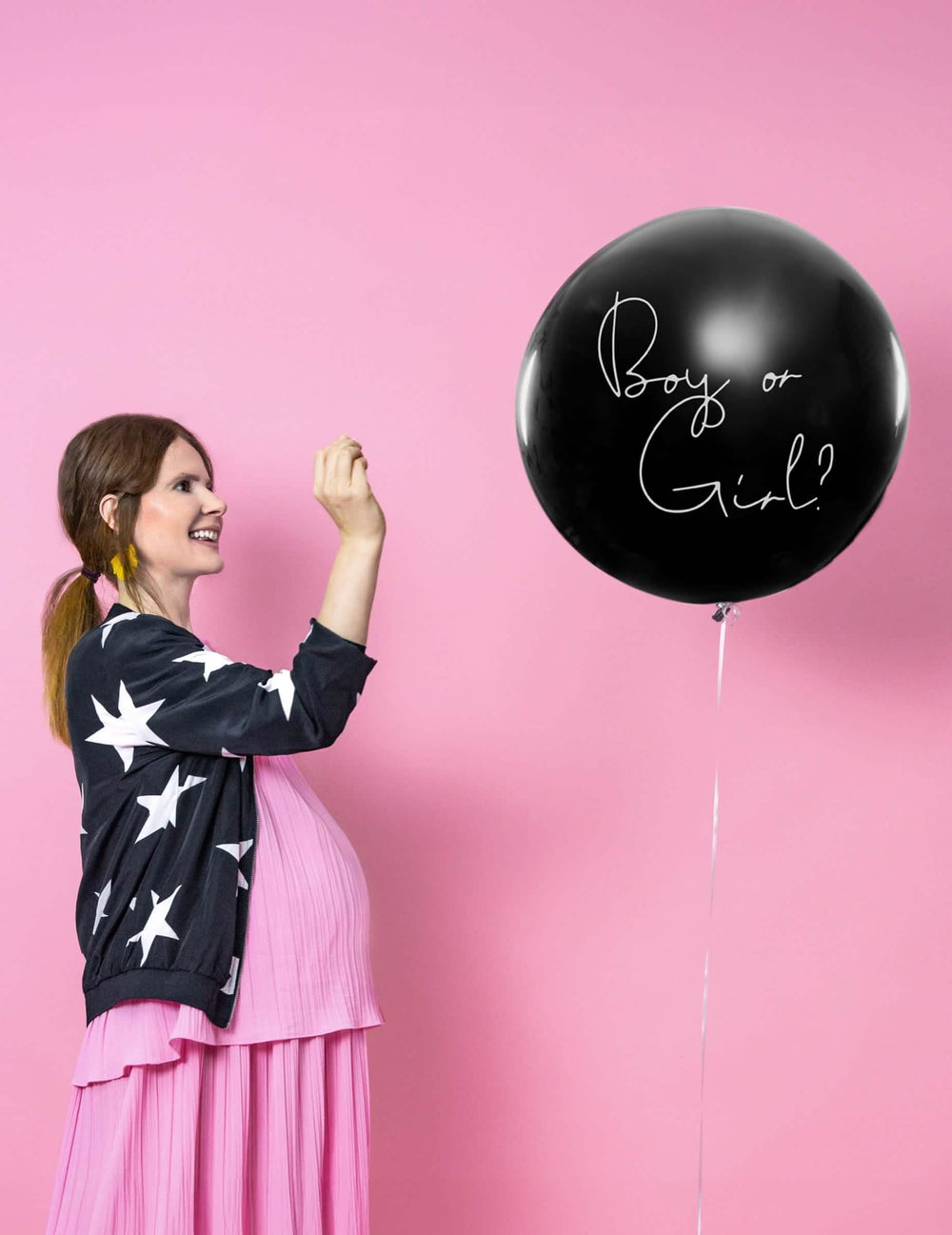 Zinscenovanie obrovského latexového balónu boy or girl na baby shower