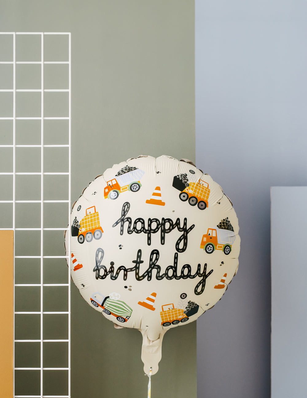 Gros plan sur l'imprimé du ballon Happy Birthday camions de chantier